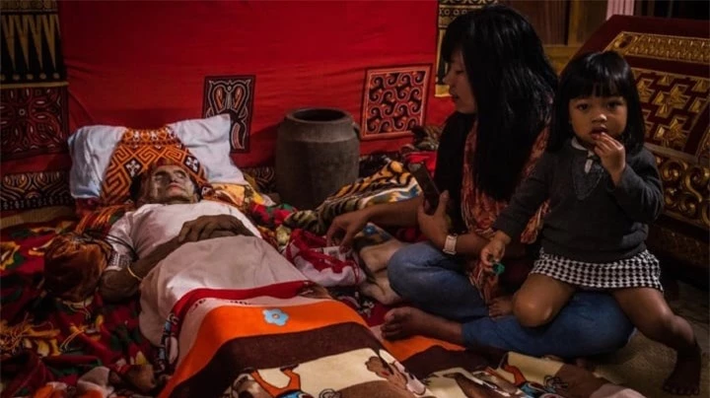 Người Toraja bảo quản thi hài người chết trong nhà suốt nhiều tháng cho đến khi đủ tiền tổ chức tang lễ.