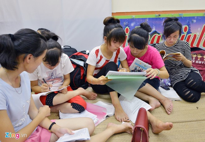 22h đêm, cả phòng reo mừng vì điện sáng trở lại. Các em tranh thủ sắp xếp bài vở và sạc điện thoại.