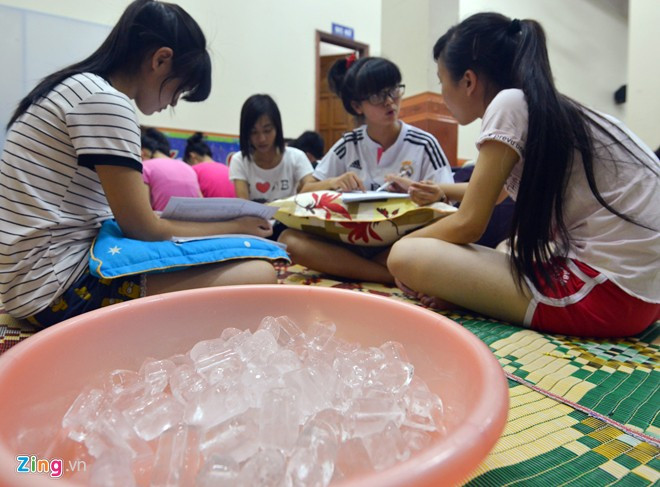 Các bạn tình nguyện viên đi mua đá về đặt trong phòng nhằm giảm bớt hơi nóng cho các thí sinh. Ngày 30/6, Hà Nội nóng 39 độ C.