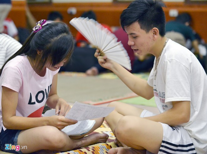 Hai thí sinh nhanh chóng làm quen, chàng trai quạt tay cho cô gái khỏi nóng.