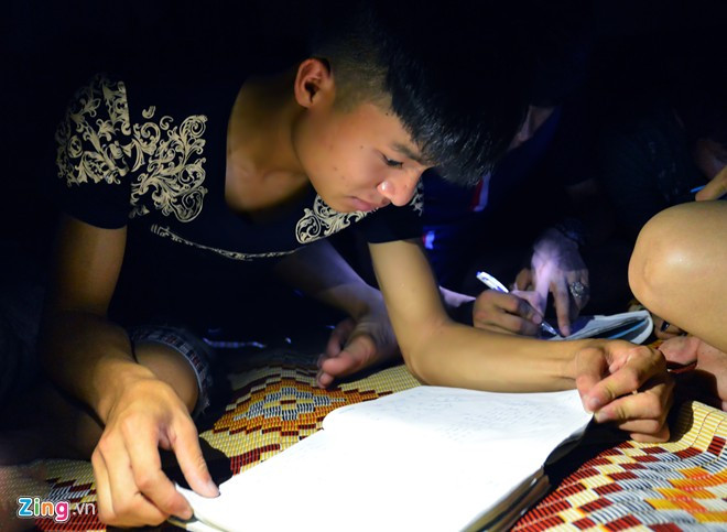 Thí sinh Lâm Văn Huy (Trực Ninh, Nam Định) ôn lại Toán trước buổi thi đầu tiên. Em cùng 170 thí sinh đồng hương khác được ở trọ tại đây.