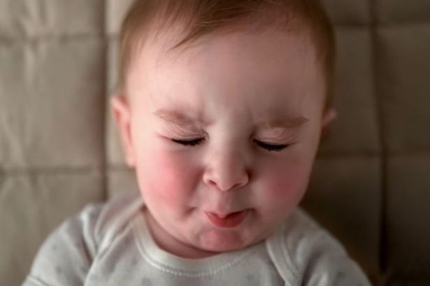 Bạn nhỏ này dường như đang gặp vấn đề với đường tiêu hóa, điều khiến việc "trả lời tiếng gọi thiên nhiên" của cậu gặp trở ngại. Gương mặt nhăn nhó của bé đã chứng thực điều này.