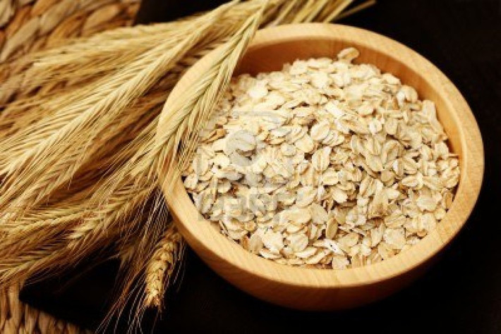 Thức ăn nhiều chất xơ như yến mạch chứa chất xơ hòa tan, beta glucan, những chất giúp giảm nồng độ cholesterol xấu trong cơ thể từ 12-24%.