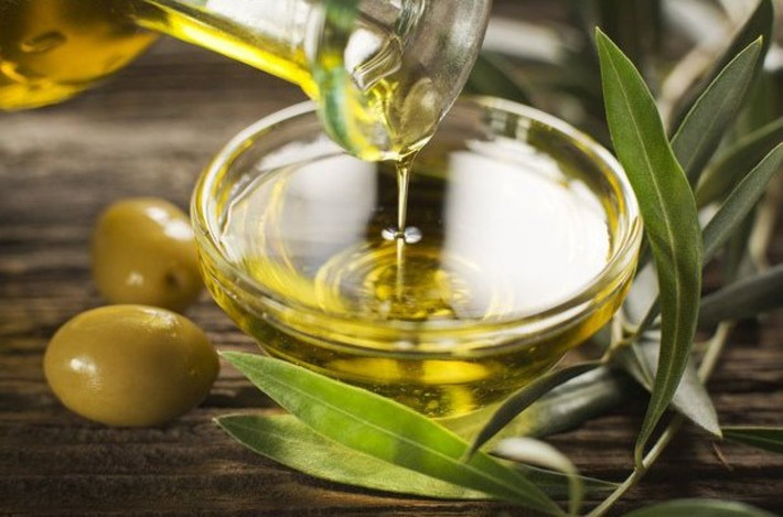 Dầu ô liu chứa chất béo không bão hòa đơn, giúp kiểm soát và giảm nồng độ cholesterol trong cơ thể.