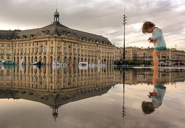 Hình ảnh bé trai lội qua một vũng nước ở khu phía trước một tòa nhà ở Bordeaux cũng được ghi lại.