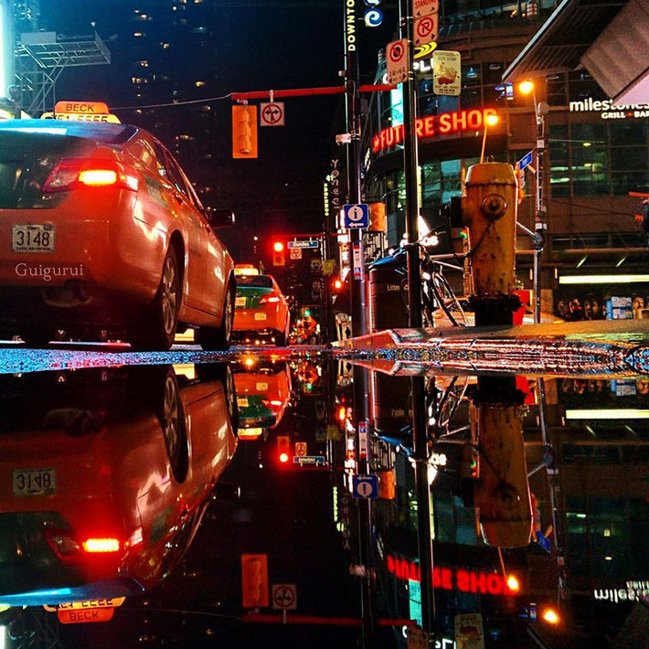 Hình ảnh nhộn nhịp của một con phố ở thành phố Toronto về đêm.