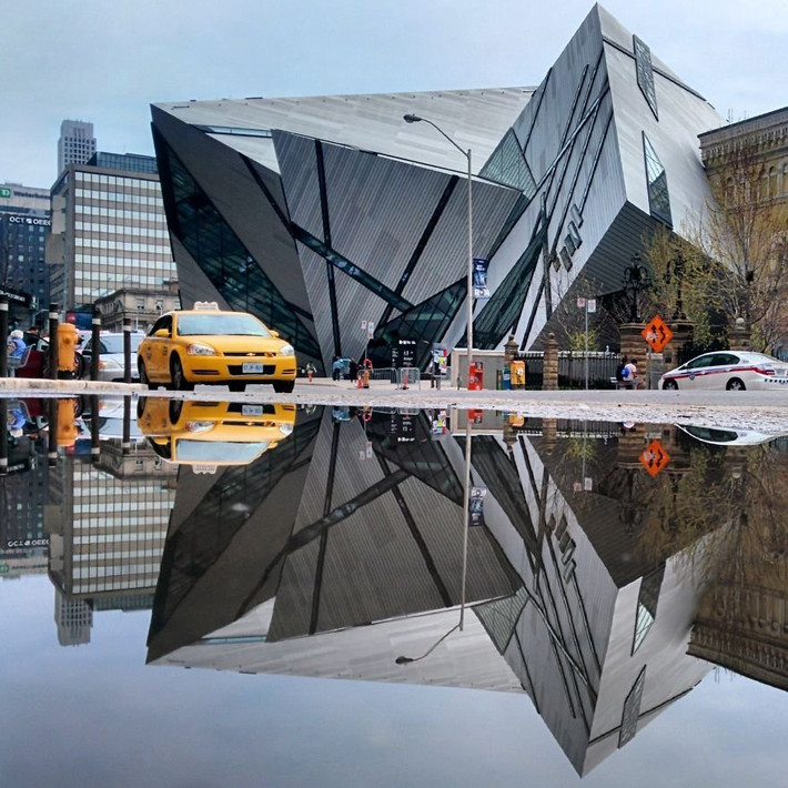 “Người anh em sinh đôi” của tòa nhà có thiết kế độc đáo trên một con phố Toronto cũng lọt vào ống kính của Ruiz.