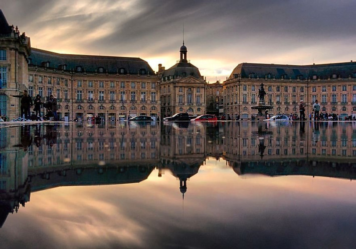 Khung cảnh một tòa nhà cổ kính ở thành phố Bordeaux vào một buổi chiều tà. Có thể nói rằng, bộ ảnh mới lạ trên của nhiếp ảnh gia Ruiz quả thực đã đem đến một ấn tượng khó phai trong lòng độc giả.