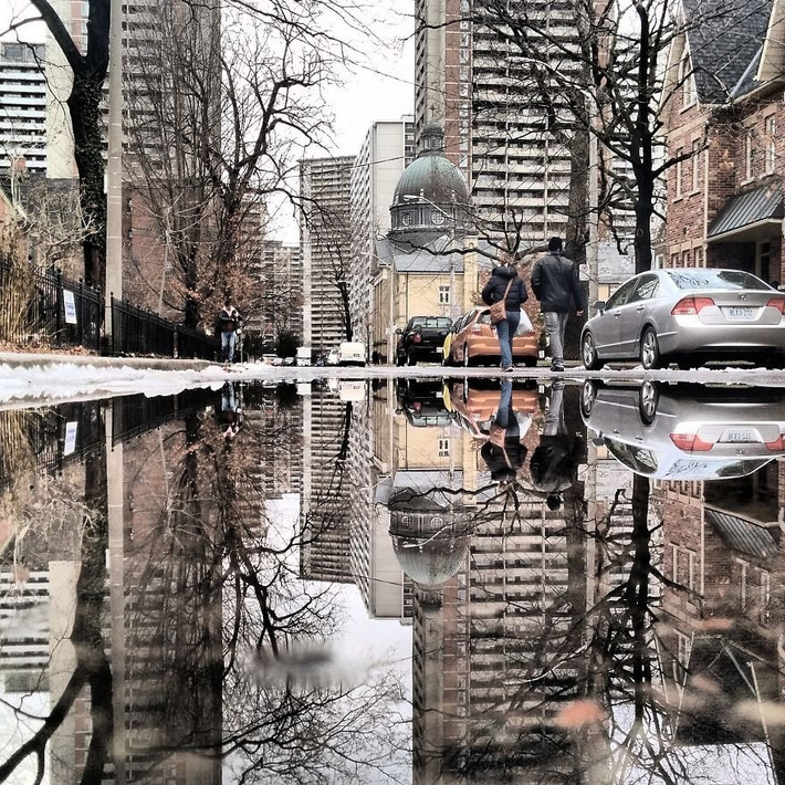 Vũng nước còn lại trên một con phố cũng ở Toronto giống như một chiếc gương thần kỳ. Đây chính là điều ấn tượng trong bộ ảnh của nhiếp ảnh gia Ruiz trình làng lần này.