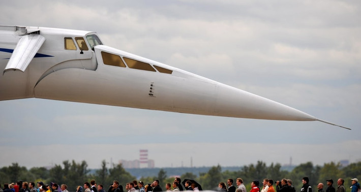 Tu-144 có hai chiếc cánh nhỏ, được gọi là “con vịt”, thiết kế hai bên phần đầu của máy bay, có chức năng làm giảm tốc độ bay và giữ ổn định cân bằng cho máy bay khi cần thiết – đây là điều mà Concorde không có.