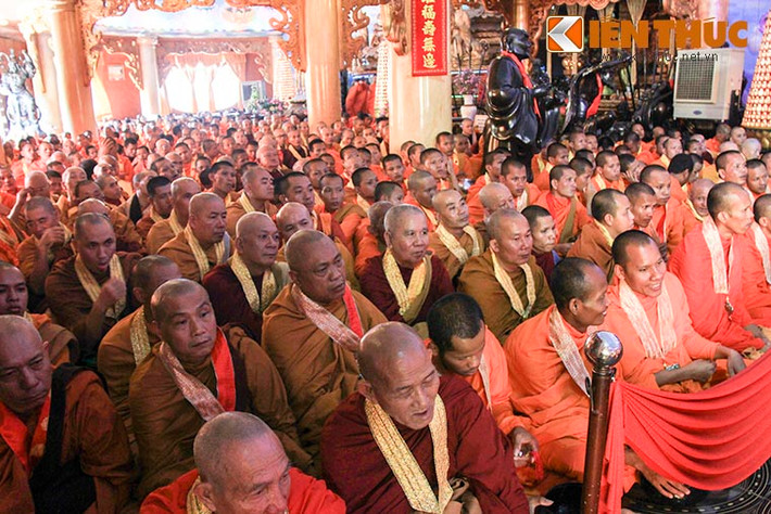 Tháng 7 âm lịch - tháng ân từ hiếu nghĩa, tháng xá tội vong nhân. Sáng 28/8 (tức rằm tháng 7 âm lịch), hàng ngàn tăng ni phật tử đã tề tựu về tại KDL Suối Tiên để tham dự Đại lễ Vu Lan báo hiếu 2015.
