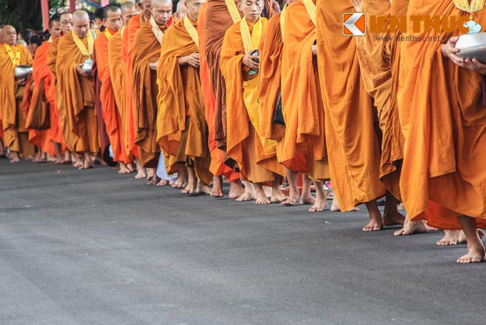 Phương pháp hành đạo của các Tăng Ni chú trọng "nhân thừa", mang phong cách bình dân, tụng niệm bằng thi ca, đầu đội trời, chân đạp đất, ba y một bát thong dong trên mọi nẻo đường, ăn chay thuần tịnh, giảng pháp đi vào lòng người...