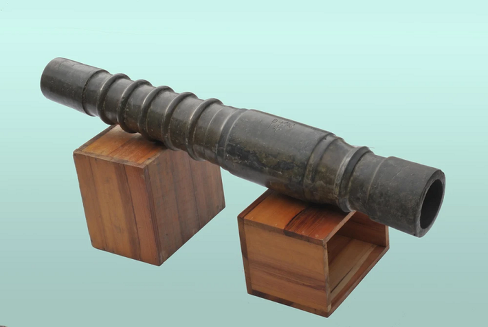 4. Súng thần công thời Lê trung hưng có hình trụ tròn gồm 4 phần: miệng súng, thân súng, bầu súng và chuôi súng. Súng không có trục quay (trục điều hướng), quai và núm. (Ảnh: Tiền phong)