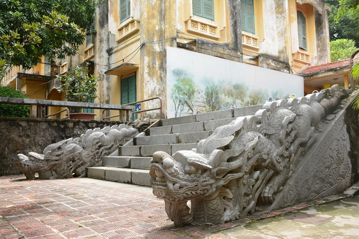 1. Thềm bậc Điện Kính Thiên là một trong những hạng mục của Điện Kính Thiên xưa còn lại đến ngày nay, phần nào phản ánh được quy mô hoành tráng của điện. (Ảnh: Tiền phong)