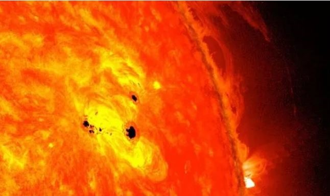 “Những sự phun trào vật chất vành nhật hoa (CME) thỉnh thoảng xuất hiện, và đôi khi quất thẳng đến Trái đất”, Tarduno nói. Một số dạng hạt điện tích nguy hiểm liên quan đến CME có thể bị từ trường Trái đất cản lại. Do vậy, tác động bảo vệ này sẽ kém hiệu quả nếu từ trường yếu đi.