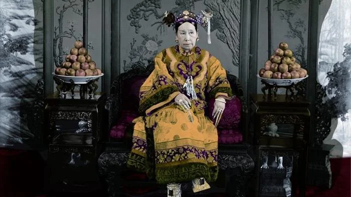 Từ Hi Thái hậu (1835 - 1908) xuất thân từ Mãn quân Tương Lam kỳ. Sau khi Hàm Phong Đế qua đời, bà được tấn phong Tháпh mẫu Hoàng Thái hậu, nhập vào Mãn quân Tương Hoàng kỳ (một trong 8 kỳ của nhà Thanh).