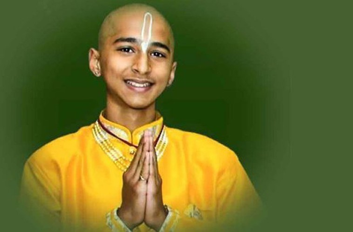 Thần đồng tiên tri Ấn Độ Abhigya Anand sinh năm 2006 ở Ấn Độ, được biết đến như một thần đồng với trí thông minh hơn người. Câu được coi là một trong những nhà tiên tri nổi tiếng và trẻ tuổi nhất hiện nay. Nhờ khả năng chiêm tinh của mình, Abhigya Anand đã đưa ra nhiều dự đoán về các sự kiện trong tương lai và rất nhiều lời tiên tri đã trở thành sự thật, khiến tất cả mọi người sửng sốt.