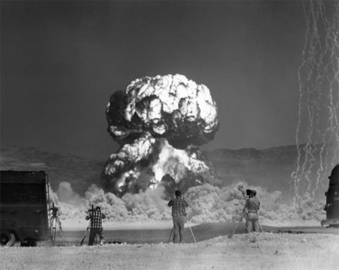 Các nhiếp ảnh gia ghi hình một vụ thử bom hạt nhân tại sa mạc ở bang Nevada năm 1955.