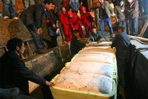 Những kẻ trộm mộ thường có xu hướng bỏ qua cát khi đào hố. Sau khi vào lăng, cát sẽ được chảy theo các lỗ lõm và làm tắc chúng, gây nên hiện tượng thiếu oxy bên trong lăng mộ. Ngạt thở chính là nguyên nhân dẫn đến những cái chết đáng thương cho số phận những kẻ trộm mộ nhưng cũng chính vì điều này mà các di vật văn hóa trong lăng mộ được bảo vệ an toàn nhất.