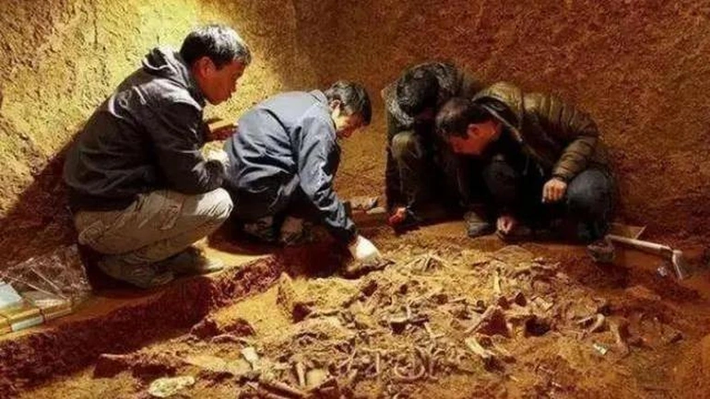 Trong văn hóa truyền thống của Trung Quốc, cái chết của con người cũng vô cùng quan trọng. Việc quan trọng nhất trong một tang lễ là lựa chọn đồ dùng cho đám tang và xây dựng lăng mộ.