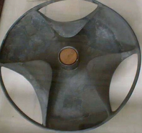 Ở giữa đĩa là một ống mỏng, đường kính khoảng 10 cm. Vật thể này làm bằng đá metasiltstone, một số nơi khác gọi là đá phiến. Đây là loại đá xốp, dễ vỡ, khó chạm khắc, đặc biệt với những chi tiết tinh xảo, dễ bị bong ra và vỡ vụn khi bị các vật dụng khác áp vào.