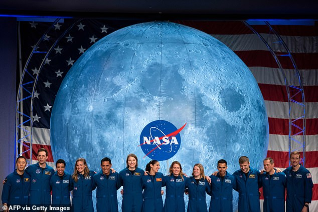 NASA thường tổ chức một cuộc họp báo để công bố các ứng cử viên mới, đồng thời mời các nhà báo và những người có tài khoản mạng xã hội đặt câu hỏi về lớp phi hành gia mới. Sau đó, các ứng viên nhanh chóng lao vào đào tạo, khiến họ có rất ít thời gian để nói chuyện với thế giới bên ngoài, ít nhất là trong vài tháng.