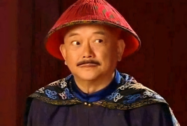 Nhờ sự khôn khéo, Hòa Thân rất được lòng vua Càn Long. Tuy nhiên "Đi đêm lắm có ngày gặp ma", Hòa Thân khi mới bước vào quan trường, đã nhận được bài học đáng giá về cách làm quan. Chỉ vì tham chút lợi lộc, ông ta đã bị chính kẻ nịnh bợ, hối lộ mình lừa phỉnh. Suýt chút nữa gánh họa sát thân.