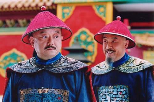 Theo quy định, để tránh sự tham ô, chức quan tư vụ phải được luân chuyển hàng năm. An Minh vì quá tham lam, không muốn được thăng chức. Hắn đã đút lót rất nhiều để được giữ nguyên chức vụ này trong nhiều năm.