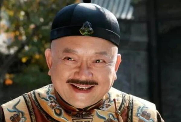 Thuở nhỏ Hòa Thân được theo học tại Hàm An cung. Khi còn đi học, Hòa Thân đã bộc lộ sự vượt trội hơn hẳn so với các bạn học cùng xuất thân Bát kỳ khác. Năm lên 10 tuổi, ông đã bắt đầu học cách bắt chước kiểu chữ của Càn Long để sau này khi viết tấu chương có thể lấy được thiện cảm từ Hoàng đế.
