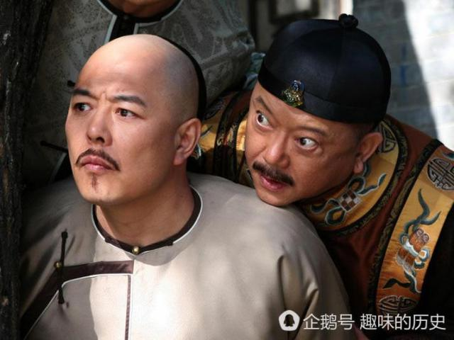 Cuối năm 1776, An Minh vừa được phục chức thì cha mất. Theo thể chế của triều Thanh, khi cha mẹ mất, thì quan viên phải về quê chịu tang 3 năm. Trong 3 năm đó không được ra làm quan. An Minh vì tham lam đã giấu nhẹm chuyện này, không báo tang. Việc gian dối này không qua được mắt của Vĩnh Quý, một viên quan ngự sử. Vĩnh Quý là một đại thần được Càn Long rất coi trọng.