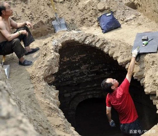 Cuối cùng, các chuyên gia mới phát hiện ra mùi hương tỏa ra từ quan tài của chủ nhân lăng mộ. Không chỉ có quan tài, xung quanh quan tài là rất nhiều khúc gỗ bách có chiều dài tương đương nhau được chất thành đống. Từ đó, đoàn khảo cổ đã xác định được lăng mộ cổ này được thiết kế theo một kiểu táng thức có tên gọi là "Hoàng trường đề thấu".