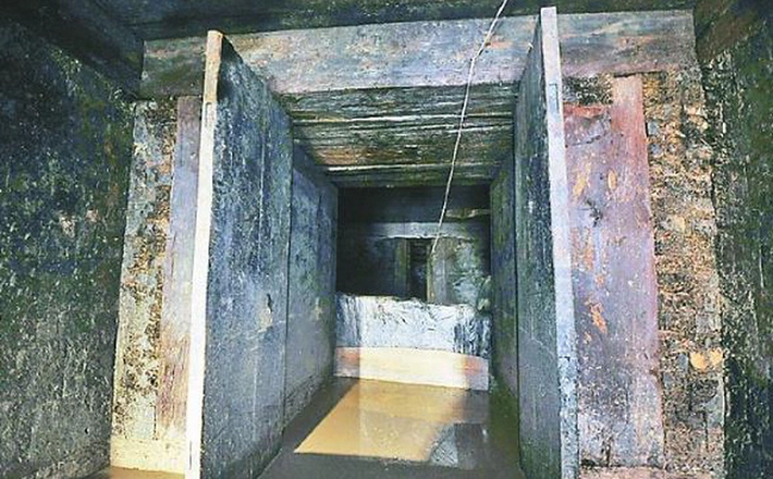 Lăng mộ bí ẩn này tại ngôi làng Đại Lý, thuộc trấn Mã Tập, huyện Định Đào, Sơn Đông, Trung Quốc. Để bảo vệ cho lăng mộ cổ, Ban di tích văn hóa của tỉnh đã ngay lập tức tới hiện trường tìm kiếm. Cửa hầm mộ vừa được mở, một làn hương trầm ấm ngay lập tức phả vào mặt đoàn chuyên gia.
