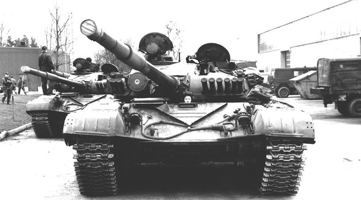 Vào đầu những năm 1990, Thụy Điển đã tiến hành một số cuộc thử nghiệm đánh giá đối với thiết giáp kiểu Liên Xô, đó là xe tăng chiến đấu chủ lực T-72M1 và T-80U.
