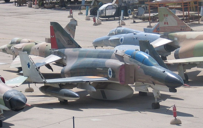Tuy nhiên, Israel vẫn tiếp tục đầu tư mạnh vào máy bay mua từ nước ngoài. IDF bắt đầu mua tiêm kích F-4 Phantom vào cuối những năm 1960 và F-15 Eagles vào giữa những năm 1970.