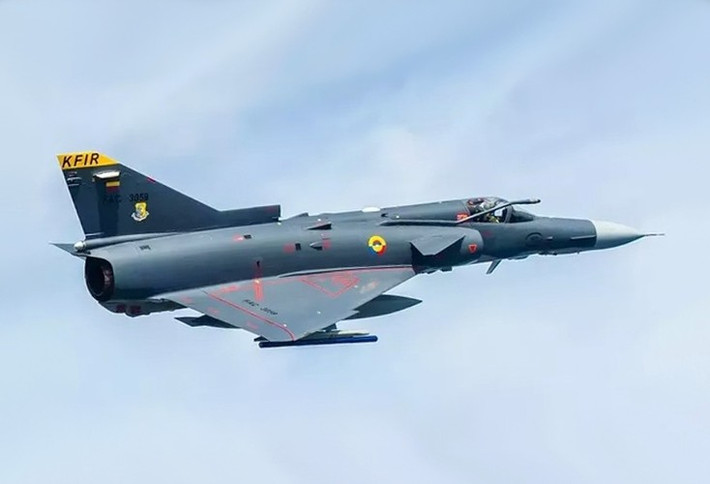 Israel đã tạo ra hai máy bay chiến đấu, Israel Aerospace Industries (IAI) Nesher và IAI Kfir. Chiếc thứ hai sử dụng động cơ mạnh mẽ hơn do Mỹ thiết kế và từng được coi là máy bay chiến đấu chính của lực lượng không quân IDF. Cả hai máy bay đều đạt được thành công về mặt xuất khẩu, riêng với chiếc Nesher phục vụ ở Argentina và chiếc Kfir bán cho Colombia, Ecuador và Sri Lanka.
