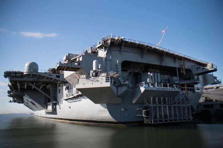 Giống như nhiều lớp tàu sân bay trước đó của Hải quân Mỹ phía sau của tàu sân bay USS Gerald R. Ford với cửa hậu cho phép nó triển khai được cả các loại phương tiện lội nước. Nguồn ảnh: BI.
