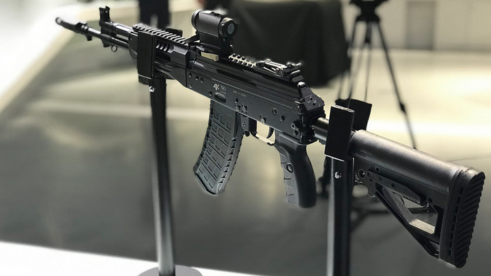 Chính những yếu tố này đã khiến tập đoàn Kalashnikov thay đổi thiết kế của khẩu AK-12, khiến nó dễ sản xuất hơn và quan trọng nhất là ít chi tiết cơ khí hơn - qua đó giúp súng hoạt động bền bỉ hơn trên chiến trường.