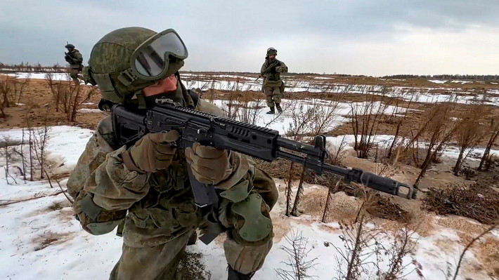 Tới AK-12, chế độ điểm xạ hai viên một đã được cài đặt sẵn trên súng, mọi người lính đều có thể sử dụng cách bắn này mà không cần tốn quá nhiều thời gian đào tạo.