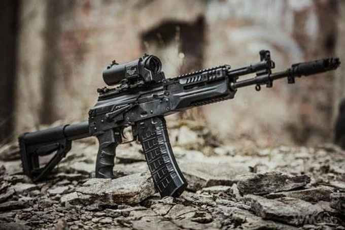 Trong quá khứ, những mẫu súng trường tấn công AK-47 hay AK-74 không có chế độ điểm xạ hai viên một. Để thành thục được kỹ năng này, người lính phải trải qua quá trình huấn luyện rất dài.