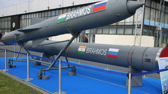 Ấn Độ thì muốn BrahMos lấy nền tảng từ tên lửa hành trình tầm trung P-700 Granit, còn Nga thì muốn dựa trên thiết kế của tên lửa hành trình tầm ngắn P-800 Oniks (Yakhont) để thích hợp với hiệp định kiểm soát công nghệ tên lửa. Động cơ đẩy được lấy từ tên lửa của Nga trong khi hệ thống dẫn đường được phát triển bởi tập đoàn BrahMos.