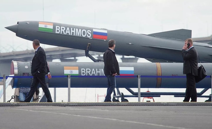 BrahMos bay trong giai đoạn tăng cường đầu tiên nhờ sử dụng nhiên liệu rắn và giai đoạn thứ hai là nhiên liệu lỏng, đẩy tên lửa tới tốc độ khoảng Mach 4, tương đương gấp bốn lần tốc độ âm thanh.