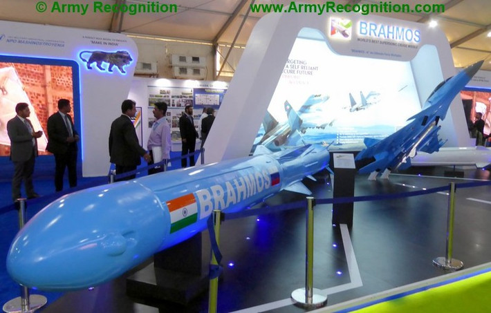 BrahMos được dẫn đường bằng hệ thống dẫn đường bằng radar chủ động hoặc bằng vệ tinh và nó có hệ thống dẫn đường quán tính để dẫn đường giữa giờ. Đầu đạn của tên lửa có trọng lượng nặng 200 kg.
