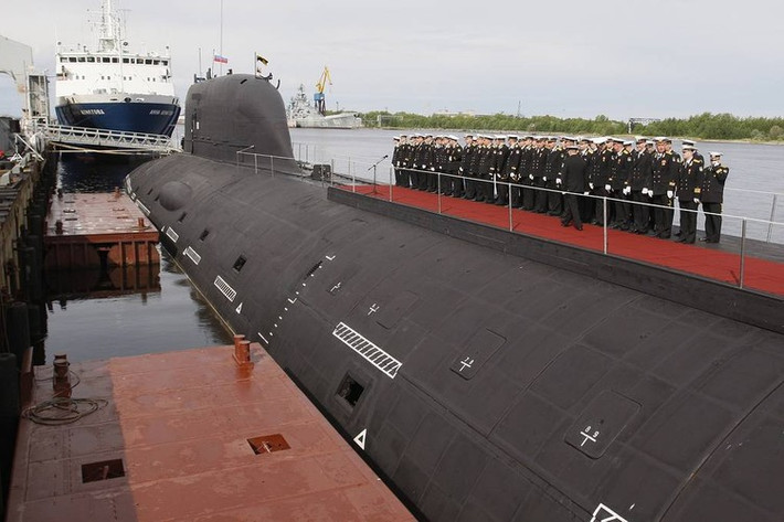 Được đóng mới từ năm 1993, tàu ngầm hạt nhân K-560 Severodvinsk dự kiến sẽ được hạ thuỷ vào năm 1998. Tuy nhiên do vấn đề ngân sách, tới tận năm 2010 nó mới được hạ thuỷ.