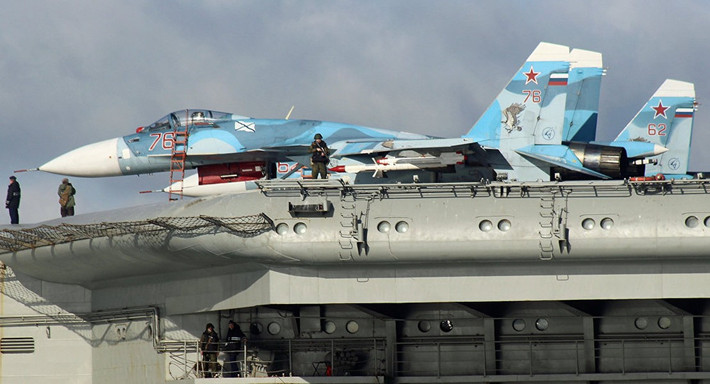 Mặc dù bề ngoài tương tự Su-27 nhưng trên Flanker-D có khác nhiều khác biệt, điển hình là khung gầm được gia cố, thiết bị hạ cánh kỹ thuật hơn, cánh đuôi, cánh gấp có diện tích lớn và động cơ AL-31F3 mạnh mẽ.
