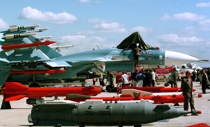 Vũ khí của Su-33 bao gồm pháo Gsh-30-1 cỡ 30 mm, Flanker-D được trang bị tên lửa không đối không, không đối đất, không đối hạm, bom hàng không, rocket không điều khiển và thiết bị tác chiến điện tử dạng treo ngoài.