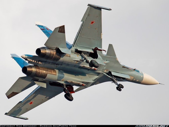 Mặc dù MiG-29K không có khả năng cơ động cao như Su-33 và tầm hoạt động tương đối ngắn nhưng lại có khả năng tấn công mặt đất tốt hơn nhiều, đồng thời có nhiều lựa chọn hơn về tên lửa không đối không cũng như bom dẫn đường.
