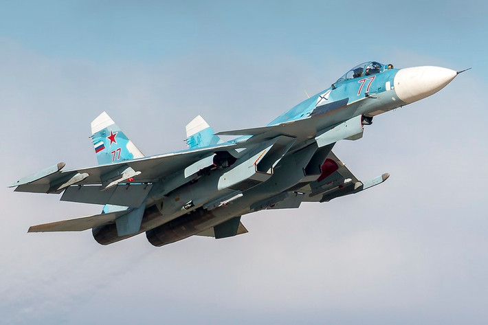Trong quá khứ, Nga từng nhiều lần nỗ lực xuất khẩu Su-33, những khách hàng tiềm năng theo xác định là Trung Quốc và Ấn Độ, khi cả hai quốc gia đều vận hành tàu sân bay được sửa đổi từ thời Liên Xô.