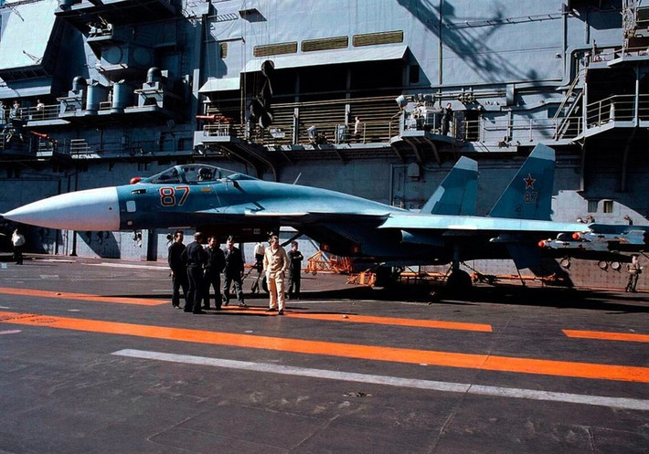 Tiêm kích hạm Su-33 Flanker-D là phiên bản hải quân, được thiết kế đặc biệt dựa trên nguyên mẫu Su-27 Flanker để hoạt động trên tàu sân bay duy nhất của Nga - chiếc Đô đốc Kuznetsov.