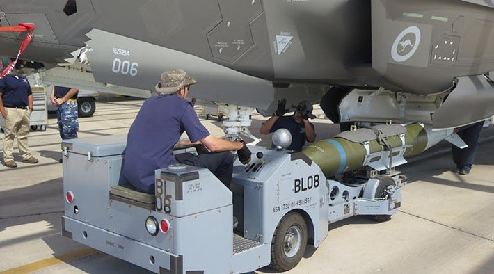Ngoài ra bom JDAM cũng cho phép ném từ bất kỳ góc độ nào trong khi máy bay đang chúc mũi xuống hoặc bay lên, đang bay thẳng trục hay lệch trục ném bom.