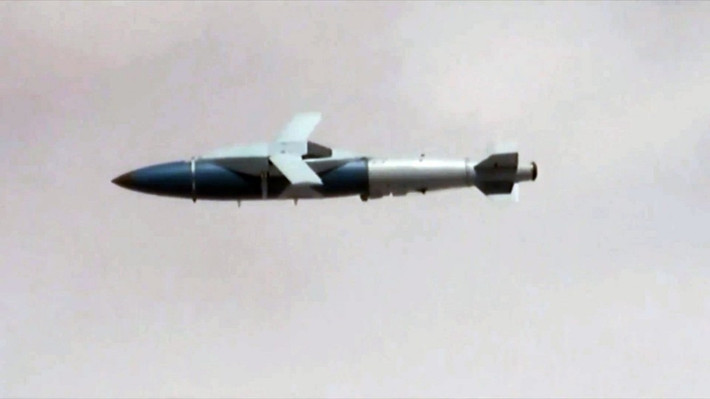 Được biết Boeing đã thử nghiệm thành công bom JDAM-ER vào năm 2012 và nhanh chóng trang bị sau đó.